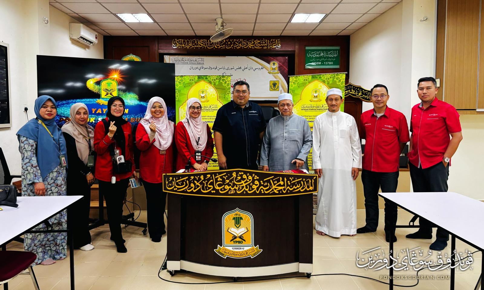 Rombongan Bank Islam Cawangan Pantai Timur bersama pimpinan Yayasan Pondok Sungai Durian