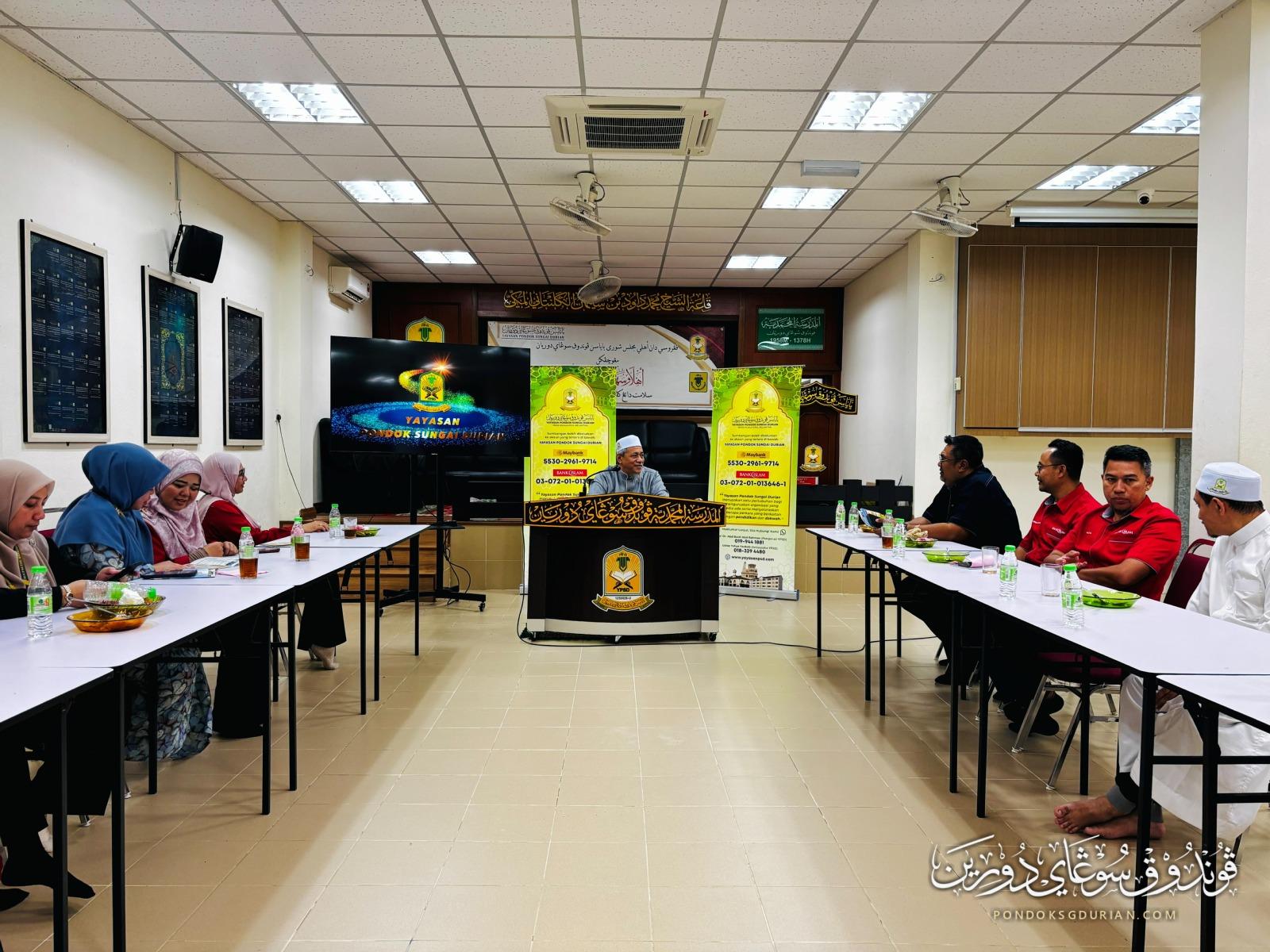 Sesi pertemuan bersama wakil Bank Islam di bilik mesyuarat pondok