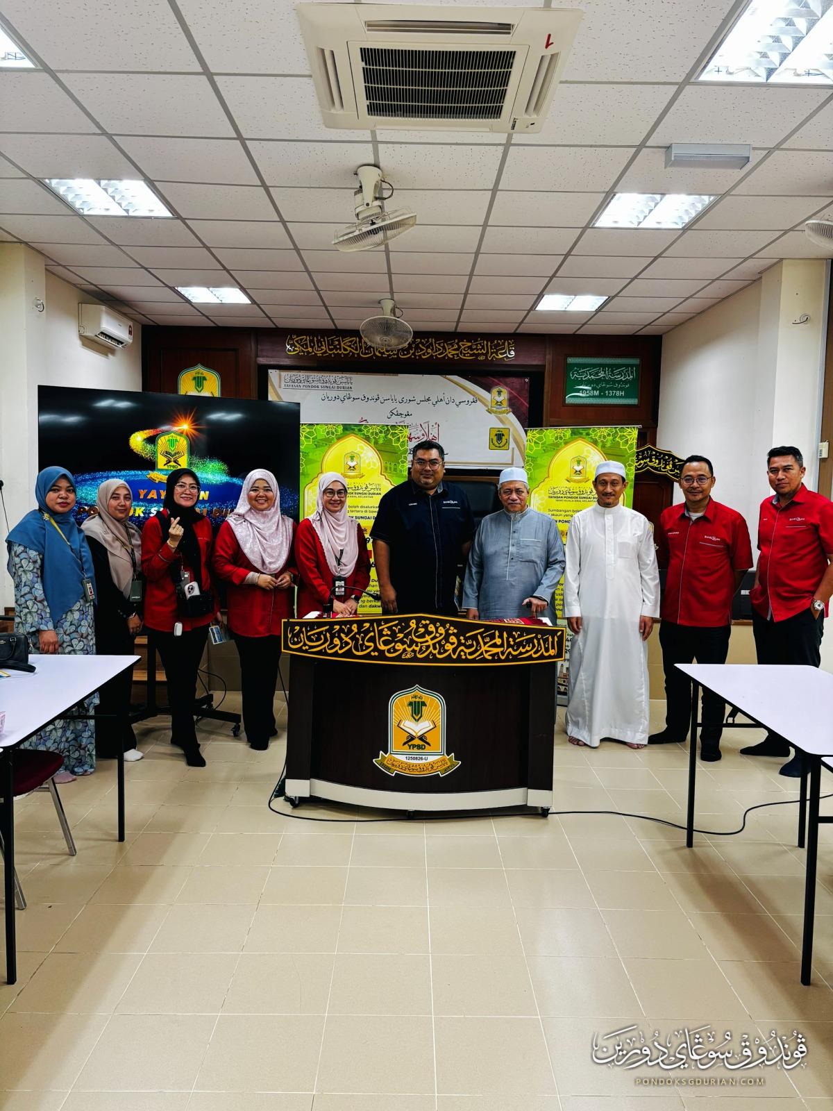 Gambar kenangan rombongan Bank Islam di Pondok Sungai Durian
